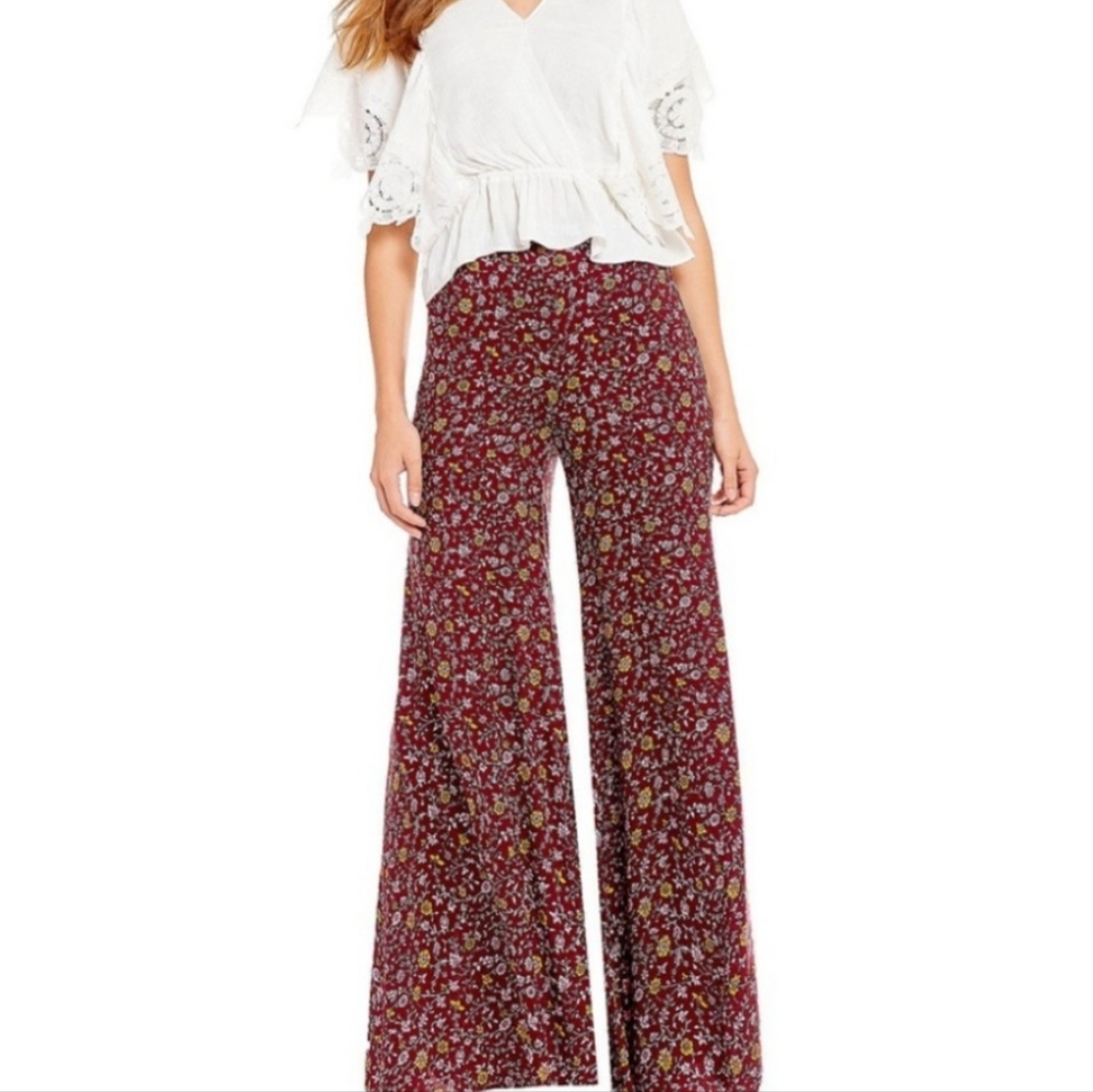 NWT Wide Legged Chelsea&Violet pants! Size M.